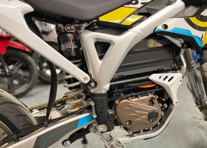 Электромотоцикл SURRON STORM SUPERMOTO — изображение 3