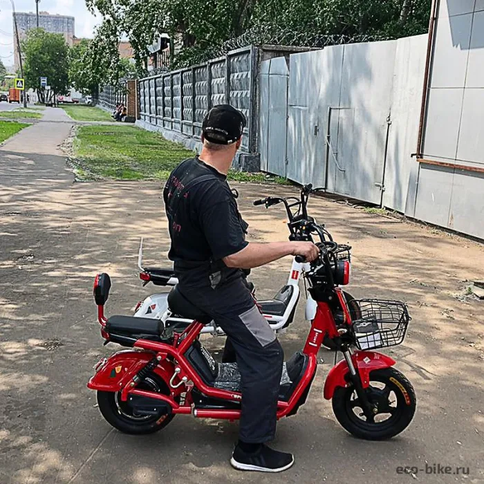elektroskuter-neo-500-krasnij-i-belij-cvet-3 Электроскутер NEO 500 красный и белый цвет — изображение 4