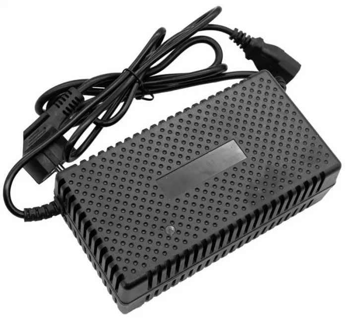 zaryadnoe-ustrojstvo-dlya-svintsovyh-tyagovyh-akkumulyatorov-eltreco-48v20ah-3a-0 Зарядное устройство для свинцовых тяговых аккумуляторов ELTRECO 48V20A/H (3A) — изображение 1